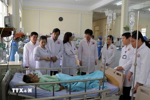 Đoàn công tác của Bộ y tế và Sở Y tế Lâm Đồng thăm hỏi các nạn nhân. (Ảnh: Đặng Tuấn/TTXVN)