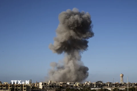 Khói bốc lên sau một cuộc không kích ở Sirte, Libya. (Nguồn: AFP/TTXVN)