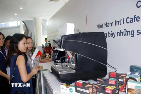 Khách tham quan các sản phẩm trưng bày tại Triển lãm VietNam Cafe Show 2018. (Ảnh: Hoàng Hải/TTXVN)