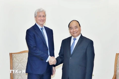 Thủ tướng Nguyễn Xuân Phúc tiếp ông Jamie Dimon, Chủ tịch Tập đoàn JP. Morgan (Hoa Kỳ). (Ảnh: Thống Nhất/TTXVN)