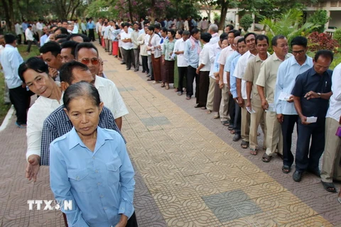 Người dân Campuchia xếp hàng chờ bỏ phiếu trong cuộc bầu cử Thượng viện tại một điểm bầu cử ở tỉnh Kandal ngày 25/2. (Nguồn: THX/TTXVN)