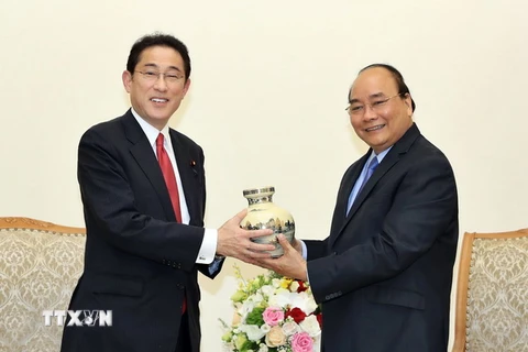 Thủ tướng Nguyễn Xuân Phúc tặng quà lưu niệm ông Fumio Kishida. (Ảnh: Thống Nhất/TTXVN)