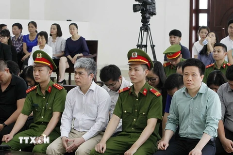 Bị cáo Hà Văn Thắm (bên phải), nguyên Chủ tịch HĐQT OceanBank và bị cáo Nguyễn Xuân Sơn (bên trái), nguyên Tổng giám đốc OceanBank tại phiên tòa. (Ảnh: Văn Điệp/TTXVN)