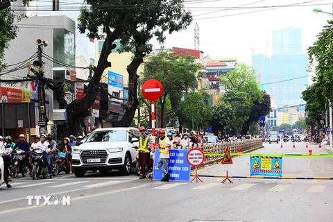 Các công nhân phân làn tại phố Cát Linh để thi công tuyến tàu điện đô thị Nhổn - Ga Hà Nội. (Ảnh: Quang Quyết/TTXVN)