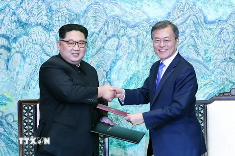 Nhà lãnh đạo Triều Tiên Kim Jong-un (ảnh, trái) và Tổng thống Hàn Quốc Moon Jae-in. (Nguồn: THX/TTXVN)