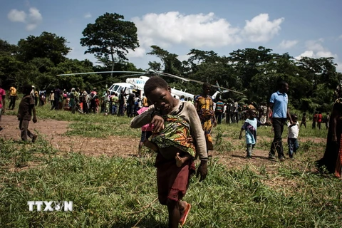 Trực thăng đưa nhân viên y tế và thuốc men tới khu vực bị ảnh hưởng bởi dịch bệnh do virus Ebola tại Muma, CHDC Congo ngày 11/6. (Nguồn: AFP/TTXVN)