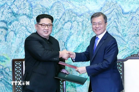 Nhà lãnh đạo Triều Tiên Kim Jong-un (trái) và Tổng thống Hàn Quốc Moon Jae-in. (Nguồn: THX/TTXVN)