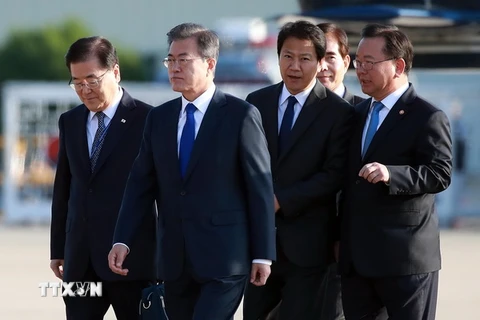 Tổng thống Hàn Quốc Moon Jae-in (thứ 2, trái) tại sân bay Seoul ở Seongnam, chuẩn bị khởi hành tới Nhật Bản ngày 9/5. (Nguồn: YONHAP/ TTXVN)