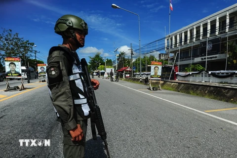 Binh sỹ Thái Lan gác tại hiện trường một vụ tấn công ở tỉnh Narathiwat. (Nguồn: AFP/TTXVN)