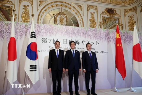 Thủ tướng Trung Quốc Lý Khắc Cường, Thủ tướng Nhật Bản Shinzo Abe và Tổng thống Hàn Quốc Moon Jae-in chụp ảnh chung trước Hội nghị thượng đỉnh ba bên tại Tokyo (Nhật Bản) ngày 9/5. (Nguồn: AFP/TTXVN)