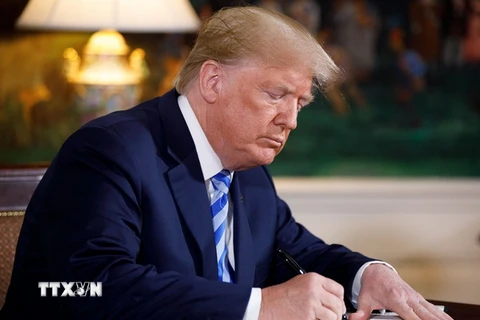 Tổng thống Mỹ Donald Trump ký Bản ghi nhớ về việc rút Mỹ khỏi JCPOA tại Nhà Trắng ở Washington DC., ngày 8/5. (Nguồn: THX/TTXVN)