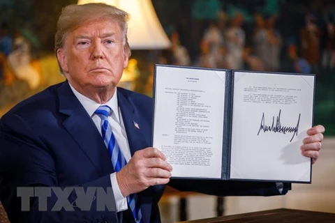 Tổng thống Mỹ Donald Trump xác nhận đã ký Bản ghi nhớ về việc rút Mỹ khỏi JCPOA tại Nhà Trắng ở Washington DC., ngày 8/5. (Nguồn: THX/TTXVN)