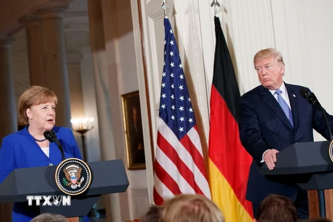 Thủ tướng Đức Angela Merkel (trái) trong cuộc họp báo chung với Tổng thống Mỹ Donald Trump tại Washington DC., ngày 27/4. (Nguồn: THX/ TTXVN)