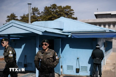 Binh sỹ Hàn Quốc gác tại khu vực làng đình chiến Panmunjom, khu phi quân sự hóa DMZ giữa hai miền Triều Tiên, ngày 21/2. (Nguồn: AFP/TTXVN)