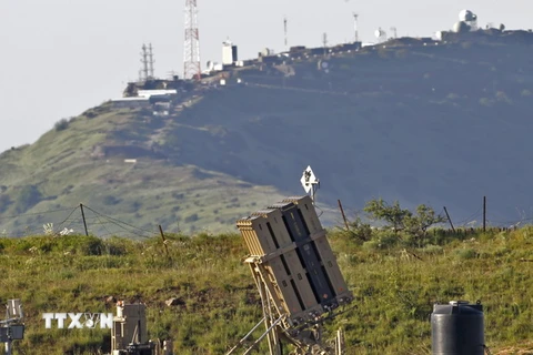 Hệ thống phòng thủ tên lửa Iron Dome của Israel được triển khai trên Cao nguyên Golan, gần biên giới Syria. (Nguồn: AFP/ TTXVN)
