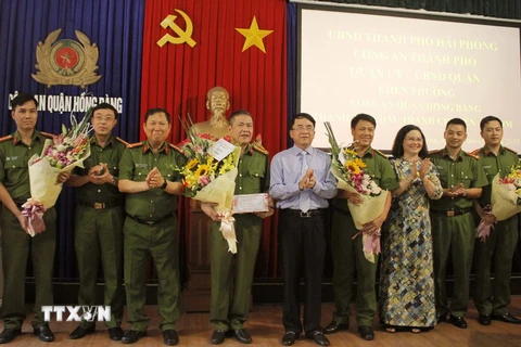 Phó Chủ tịch UBND thành phố Hải Phòng Lê Khắc Nam trao thưởng chúc mừng Ban chuyên án. (Ảnh: An Đăng/TTXVN)