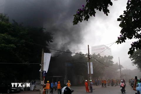 Hiện trường vụ cháy nổ tại cổng bệnh viện Việt Pháp (Phương Mai, Hà Nội). (Ảnh: TTXVN phát)