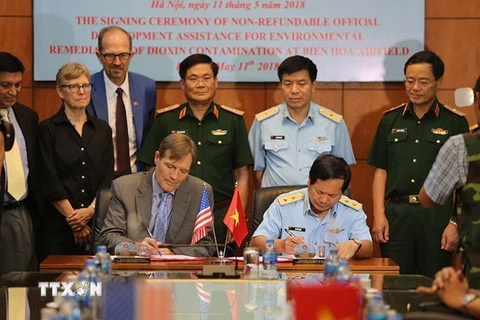 Trung tướng Lê Huy Vịnh, Tư lệnh Quân chủng Phòng không - Không quân và ông Michael Greene, Giám đốc USAID tại Việt Nam ký Bản thỏa thuận để bắt đầu tiến trình lập kế hoạch và chuẩn bị cho việc xử lý ô nhiễm dioxin tại Biên Hòa. (Ảnh: Dương Giang/TTXVN)