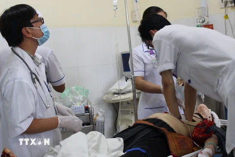 Nạn nhân được cấp cứu tại Bệnh viện Đa khoa tỉnh Khánh Hòa. (Ảnh: Phan Sáu/TTXVN)