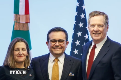 Đại diện Thương mại Mỹ Robert Lighthizer (phải), Bộ trưởng Kinh tế Mexico Ildefonso Guajardo (giữa) và Ngoại trưởng Canada Chrystia Freeland (trái). (Nguồn: THX/TTXVN)