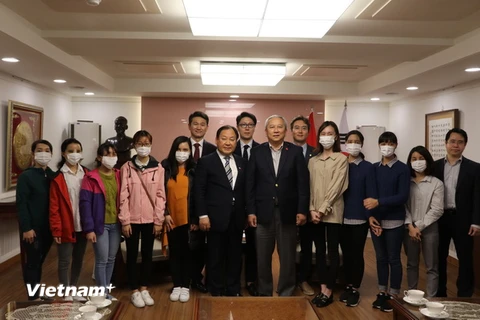 Đại sứ Nguyễn Vũ Tú cùng các nhà tài trợ và những bạn trẻ Việt Nam tham gia phẫu thuật. (Ảnh: Phân xã Seoul/Vietnam+)