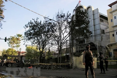 Cảnh sát Indonesia gác tại tại hiện trường vụ nổ bom ở Đông Java ngày 13/5. (Nguồn: EPA-EFE/TTXVN)