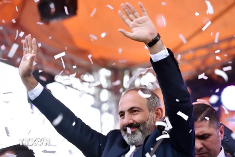 Ông Nikol Pashinyan vẫy chào người ủng hộ ở Yerevan sau khi được bầu làm Thủ tướng Armenia ngày 8/5. (Nguồn: AFP/TTXVN)