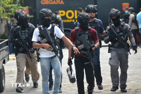 Cảnh sát Indonesia trong chiến dịch truy quét tội phạm sau vụ đánh bom ở Surabaya, Indonesia ngày 14/5. (Nguồn: AFP/TTXVN)