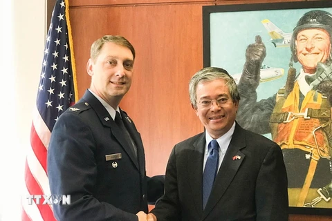 Đại sứ Việt Nam tại Hoa Kỳ Phạm Quang Vinh bắt tay lãnh đạo Học viện Không quân Hoa Kỳ. (Ảnh: TTXVN phát)