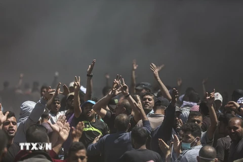 Xung đột giữa người biểu tình Palestines và binh sỹIsrael tại khu vực biên giới dải Gaza và Israel ngày 14/5. (Nguồn: THX/TTXVN)
