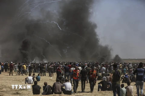 Xung đột giữa người biểu tình Palestine với binh sỹ Israel tại khu vực biên giới Dải Gaza và Israel ngày 14/5. (Nguồn: THX/TTXVN)
