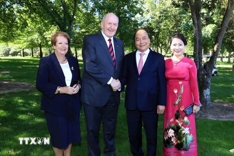 Toàn quyền Australia Ngài Peter Cosgrove AK MC cùng Phu nhân với Thủ tướng Nguyễn Xuân Phúc và Phu nhân tại Vườn thú Căngguru. (Ảnh: Thống Nhất/TTXVN)