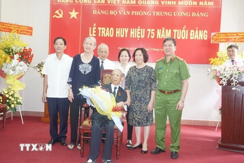 Lễ trao tặng Huy hiệu 75 tuổi Đảng cho đồng chí Trần Quốc Hương. (Ảnh: Anh Tuấn/TTXVN)