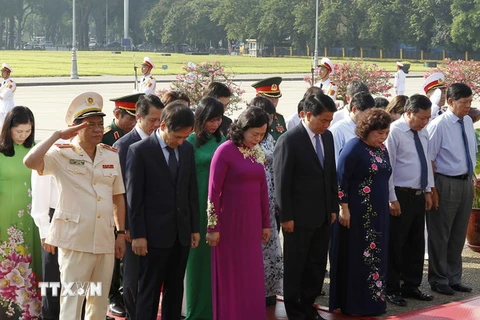 Đoàn đại biểu thành phố Hà Nội đặt vòng hoa và vào Lăng viếng Chủ tịch Hồ Chí Minh. (Ảnh: Văn Điệp/TTXVN)