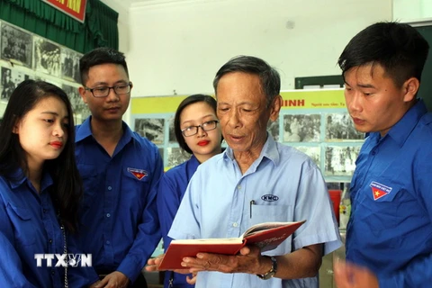 Ông Tạ Quang Lộc ghi chép cẩn thận lời căn dặn, lời dạy của Bác đối với mọi tầng lớp nhân dân. (Ảnh: Tá Chuyên/TTXVN)