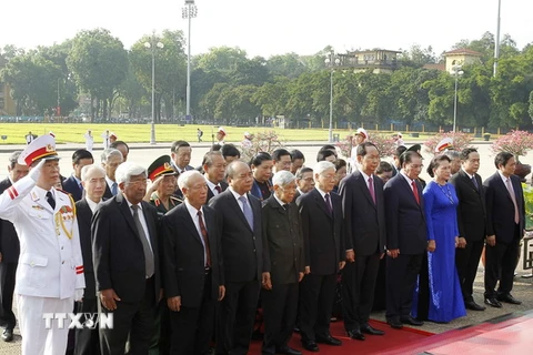 Đoàn lãnh đạo Đảng, Nhà nước đặt vòng hoa và vào Lăng viếng Chủ tịch Hồ Chí Minh . (Ảnh: Văn Điệp/TTXVN)