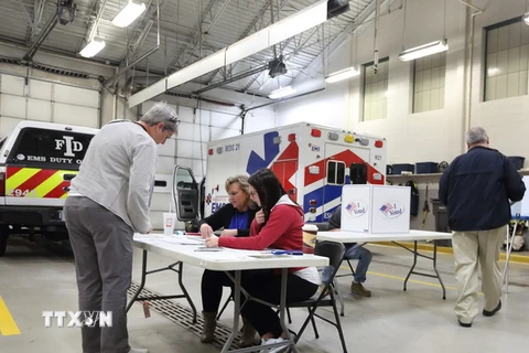 Cử tri Mỹ bỏ phiếu tại một địa điểm bầu cử ở Indianapolis, bang Indiana. (Nguồn: EPA/TTXVN)