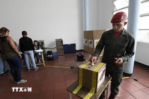 Cử tri Venezuela bỏ phiếu tại một điểm bầu cử ở Caracas ngày 20/5. (Nguồn: AFP/TTXVN)