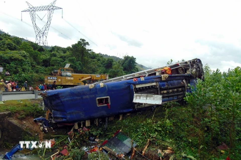 Đoàn xe chở cựu kiều bào Thái Lan-Lào gặp tai nạn tại Lào
