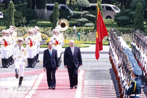 Chủ tịch nước Trần Đại Quang và Toàn quyền Australia Peter Cosgrove duyệt Đội danh dự Quân đội nhân dân Việt Nam. (Ảnh: Nhan Sáng/TTXVN)