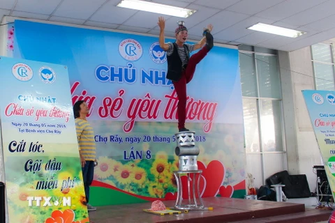 Định kỳ hai tháng một lần, cứ vào ngày chủ nhật giữa tháng, sảnh cấp thuốc Bảo hiểm y tế của Bệnh viện Chợ Rẫy TP. Hồ Chí Minh lại được chuyển đổi công năng trở thành một “salon tóc” và sân khấu ca nhạc đặc biệt. (Ảnh: Đinh Hằng/TTXVN)
