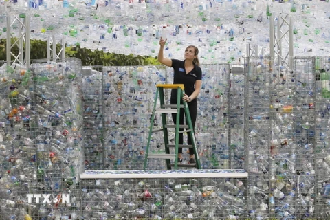 Nghệ sỹ, kiến trúc sư Nick Wood đã sử dụng 15.000 chai nhựa đã qua sử dụng được thu thập trên khắp các đường phố và dọc các bờ sông tại thủ đô London của Anh để xây dựng một ngôi nhà cao khoảng 5m. 