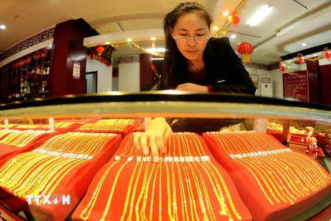 Vàng trang sức được bày bán tại một cửa hàng ở Sơn Đông, Trung Quốc. (Nguồn: AFP/TTXVN)