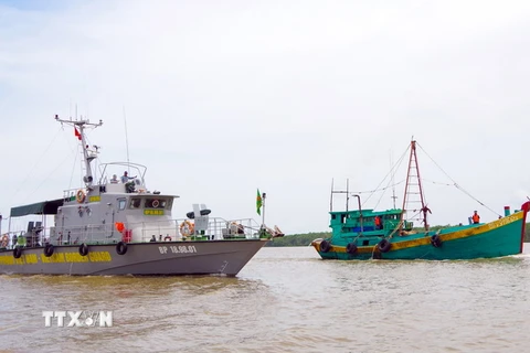 Tàu Biên phòng Sóc Trăng bắt tàu chở dầu không rõ nguồn gốc về cửa biển Trần Đề (Sóc Trăng). (Ảnh minh họa: Trung Hiếu/TTXVN)