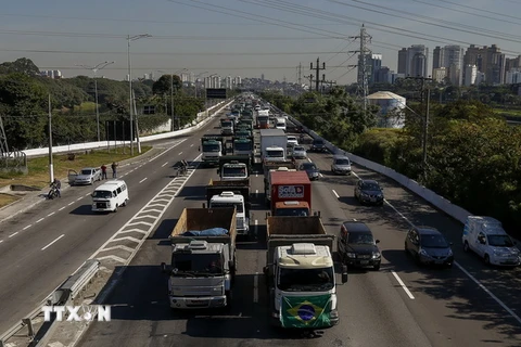 Tài xế xe tải phong tỏa các tuyến đường chính ở Sao Paulo, Brazil nhằm phản đối tăng giá nhiên liệu ngày 21/5. (Nguồn: AFP/TXVN)