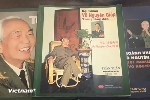 Cuốn sách của nghệ sỹ nhiếp ảnh, nhà báo Trần Tuấn. (Ảnh: Mỹ Bình/Vietnam+)