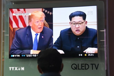 Người dân theo dõi truyền hình đưa tin về Tổng thống Mỹ Donald Trump (trái) và Nhà lãnh đạo Triều Tiên Kim Jong-un, tại nhà ga Seoul ngày 25/5. (Nguồn: AFP/ TTXVN)