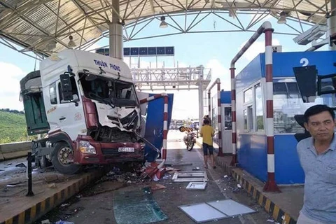 Lâm Đồng: Xe container bất ngờ đâm thẳng vào Trạm thu phí Liên Đầm