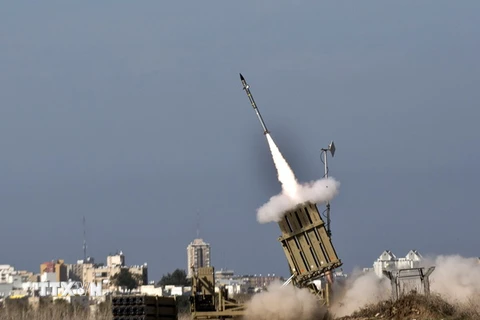 Tên lửa đánh chặn được phóng từ hệ thống phòng thủ tên lửa Vòm Sắt của Israel tại Ashdod. (Nguồn: AFP/TTXVN)