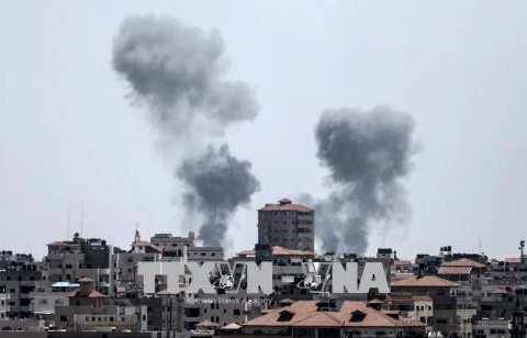 Khói bốc lên sau các cuộc không kích do quân đội Israel tiến hành nhằm vào các vị trí của phong trào Hồi giáo Hamas ở Dải Gaza ngày 29/5. (Nguồn: AFP/TTXVN)